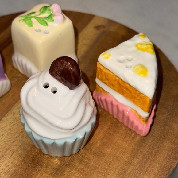 Salt & Pepper Shakers Set(2) NEW Cracker Barrel Mini Cupcake, cake & petit fours - Picture 2 of 6